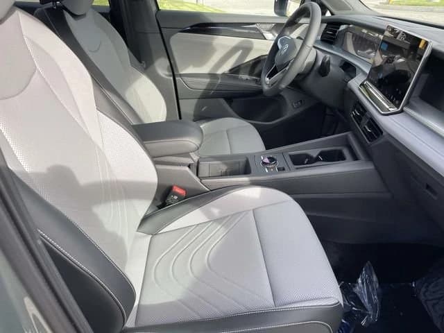 Volkswagen Tiguan SE R-Line Black 2.0T FWD 2026 — side view