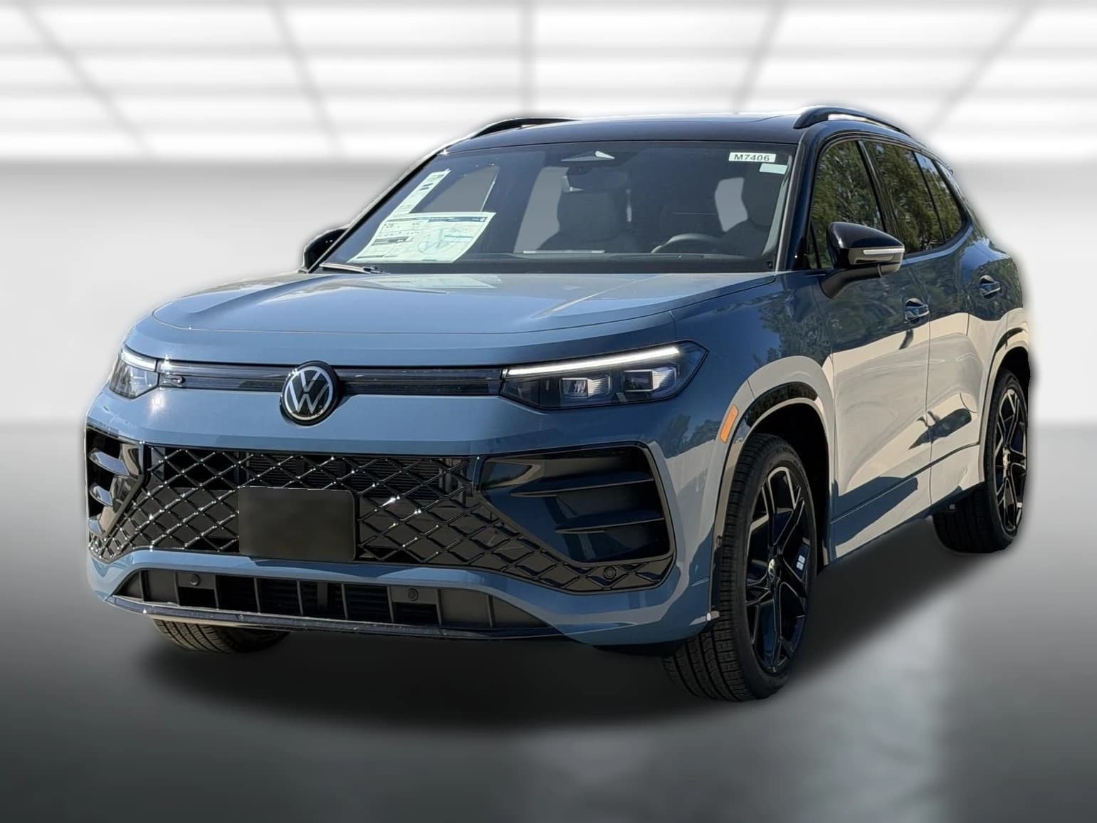 Volkswagen Tiguan SE R-Line Black 2.0T FWD 2026 — side view