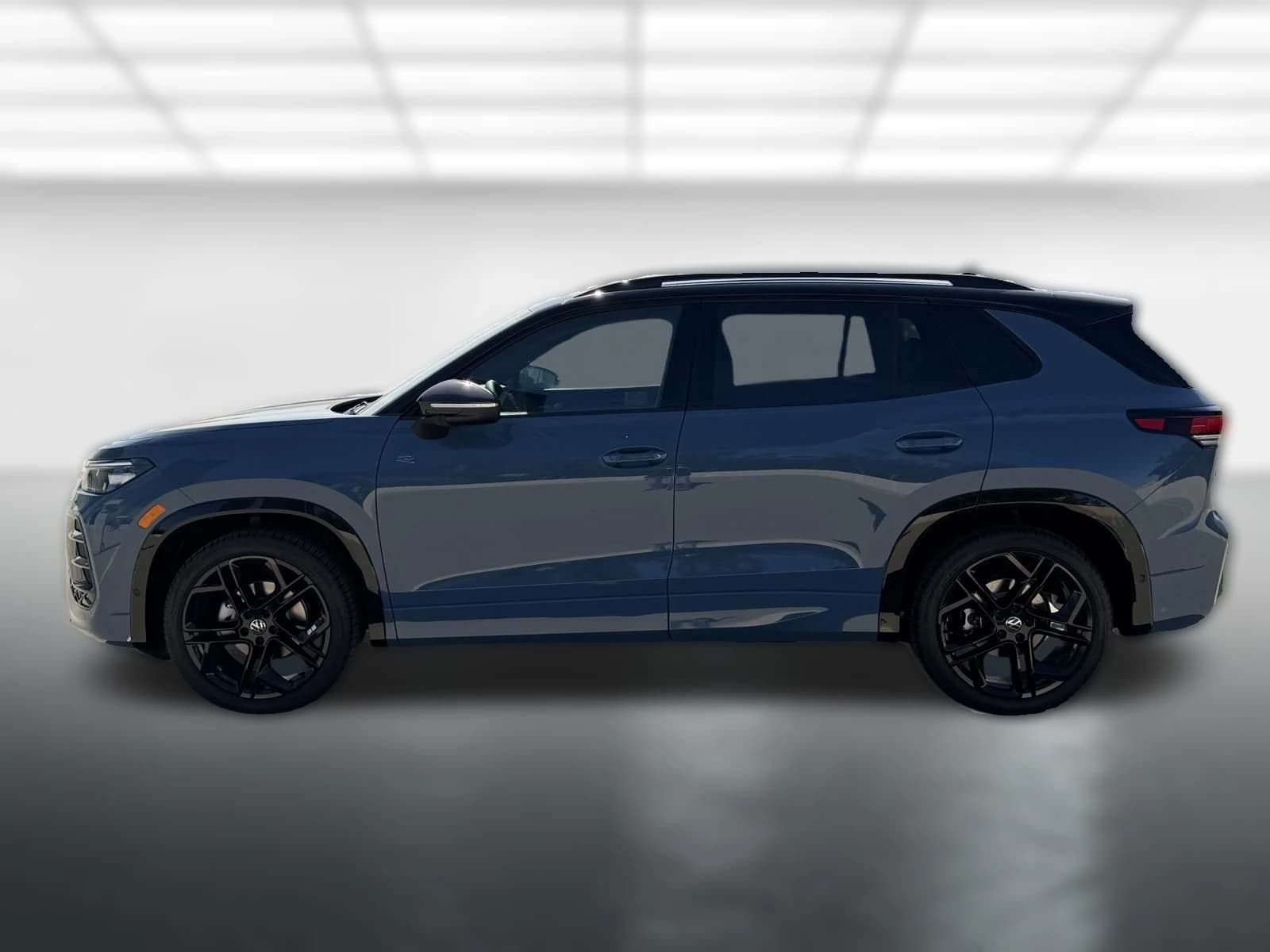 Volkswagen Tiguan SE R-Line Black 2.0T FWD 2026 — side view