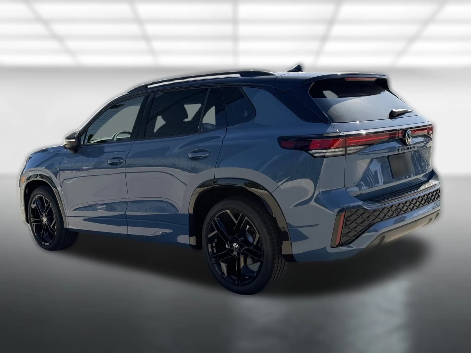 Volkswagen Tiguan SE R-Line Black 2.0T FWD 2026 — side view