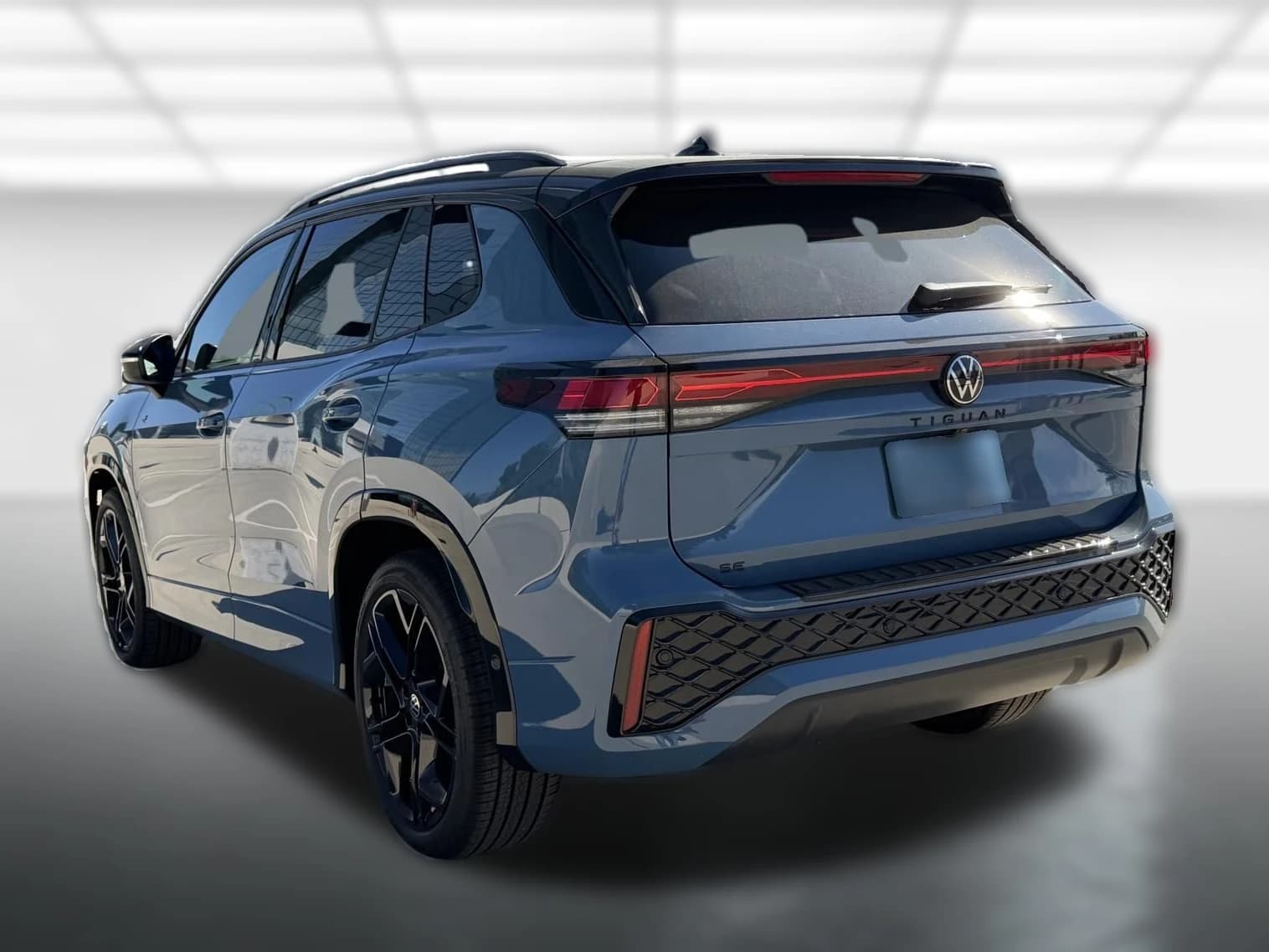 Volkswagen Tiguan SE R-Line Black 2.0T FWD 2026 — side view