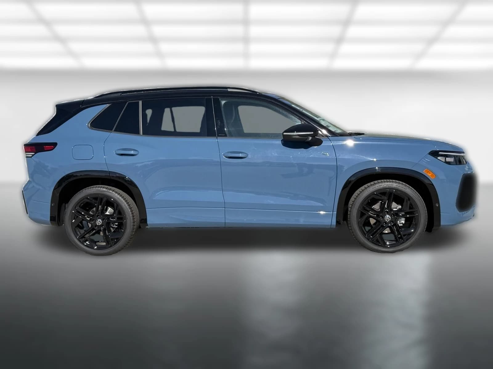 Volkswagen Tiguan SE R-Line Black 2.0T FWD 2026 — side view