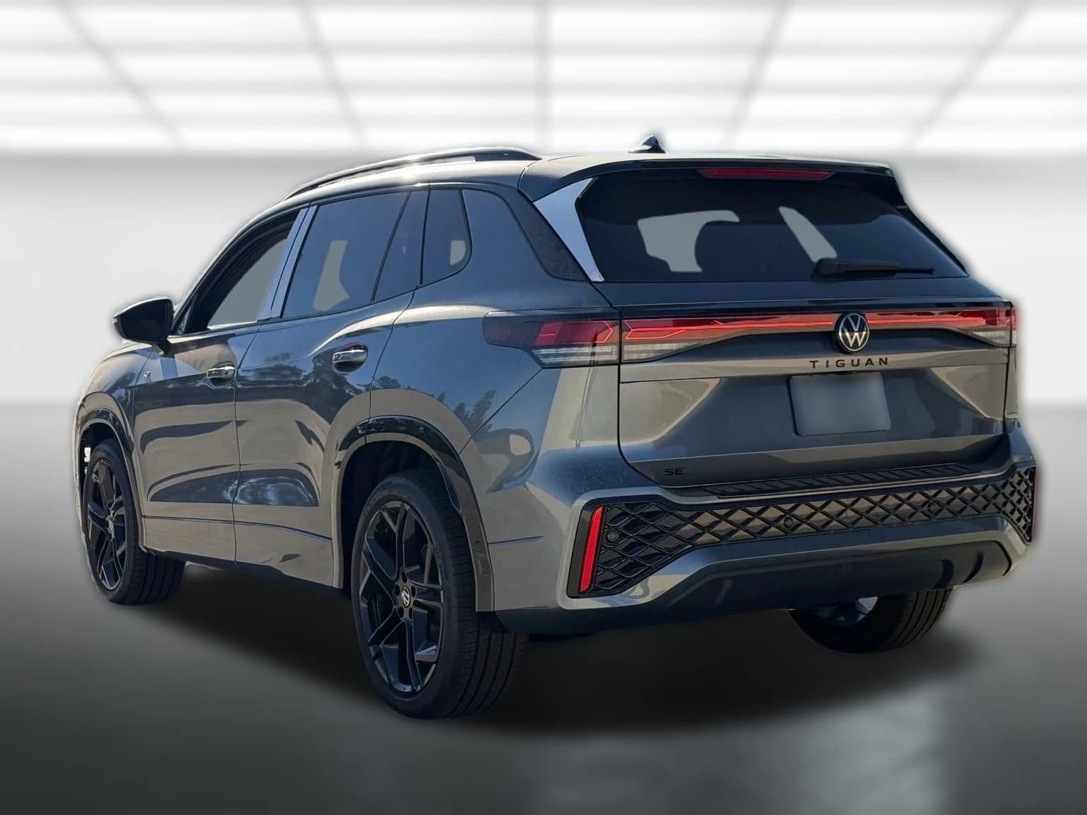 Volkswagen Tiguan SE R-Line Black FWD 2026 — side view