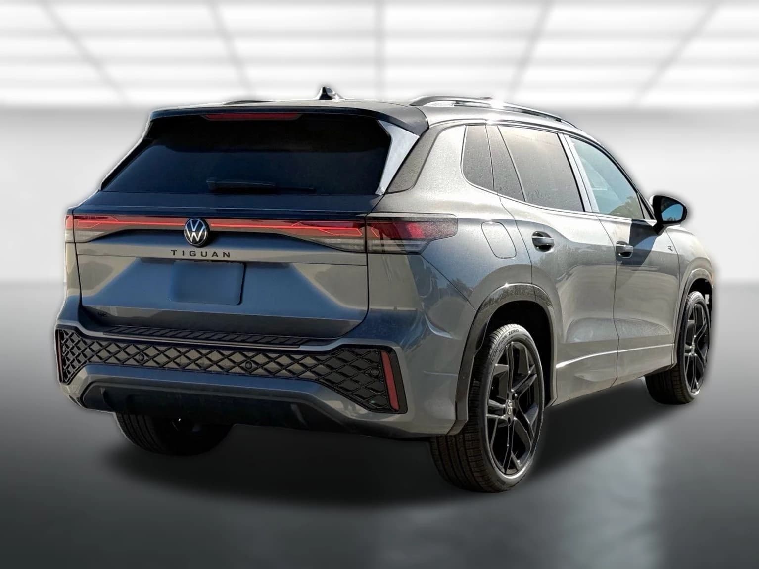 Volkswagen Tiguan SE R-Line Black FWD 2026 — side view