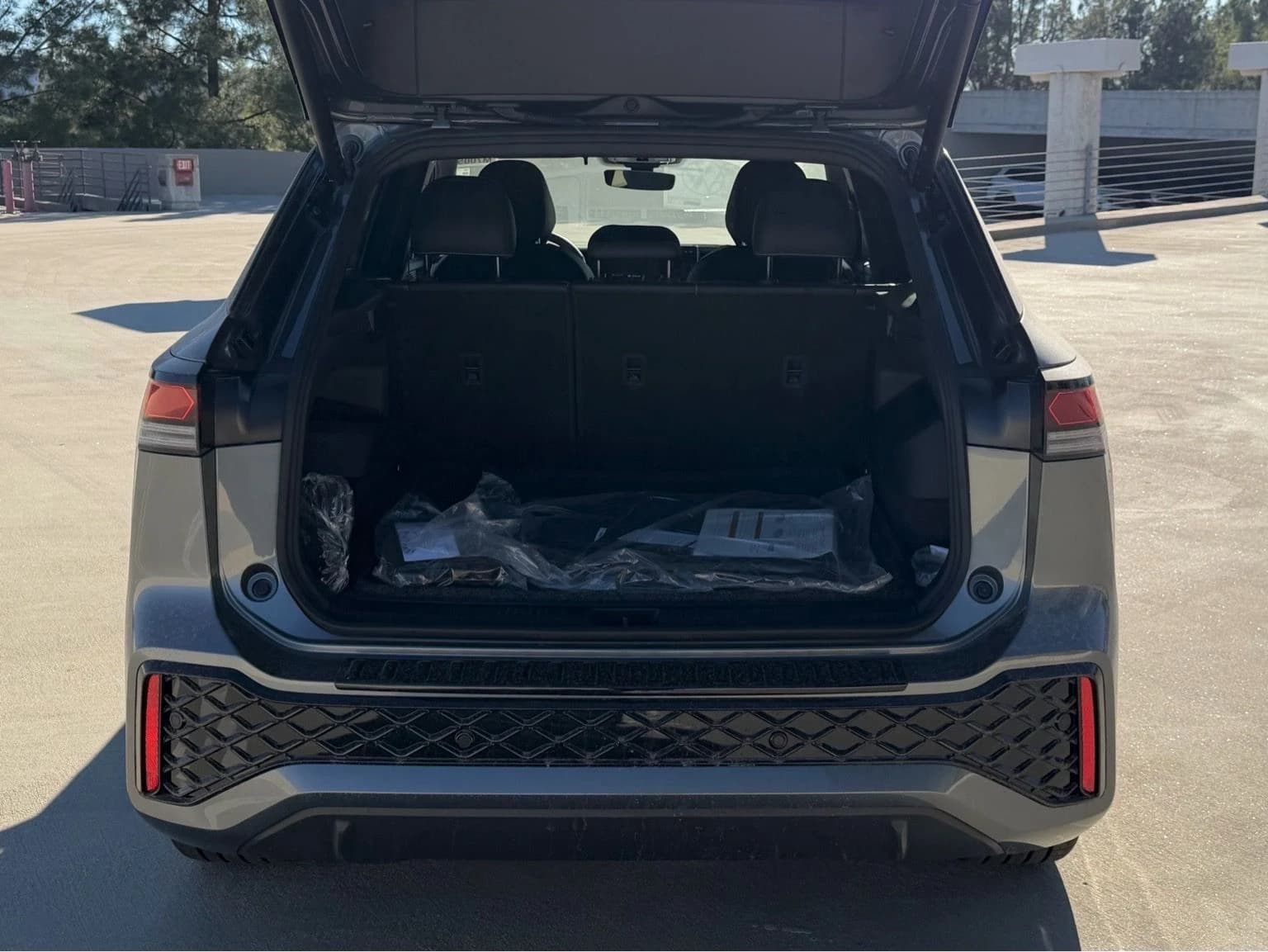 Volkswagen Tiguan SE R-Line Black FWD 2026 — side view