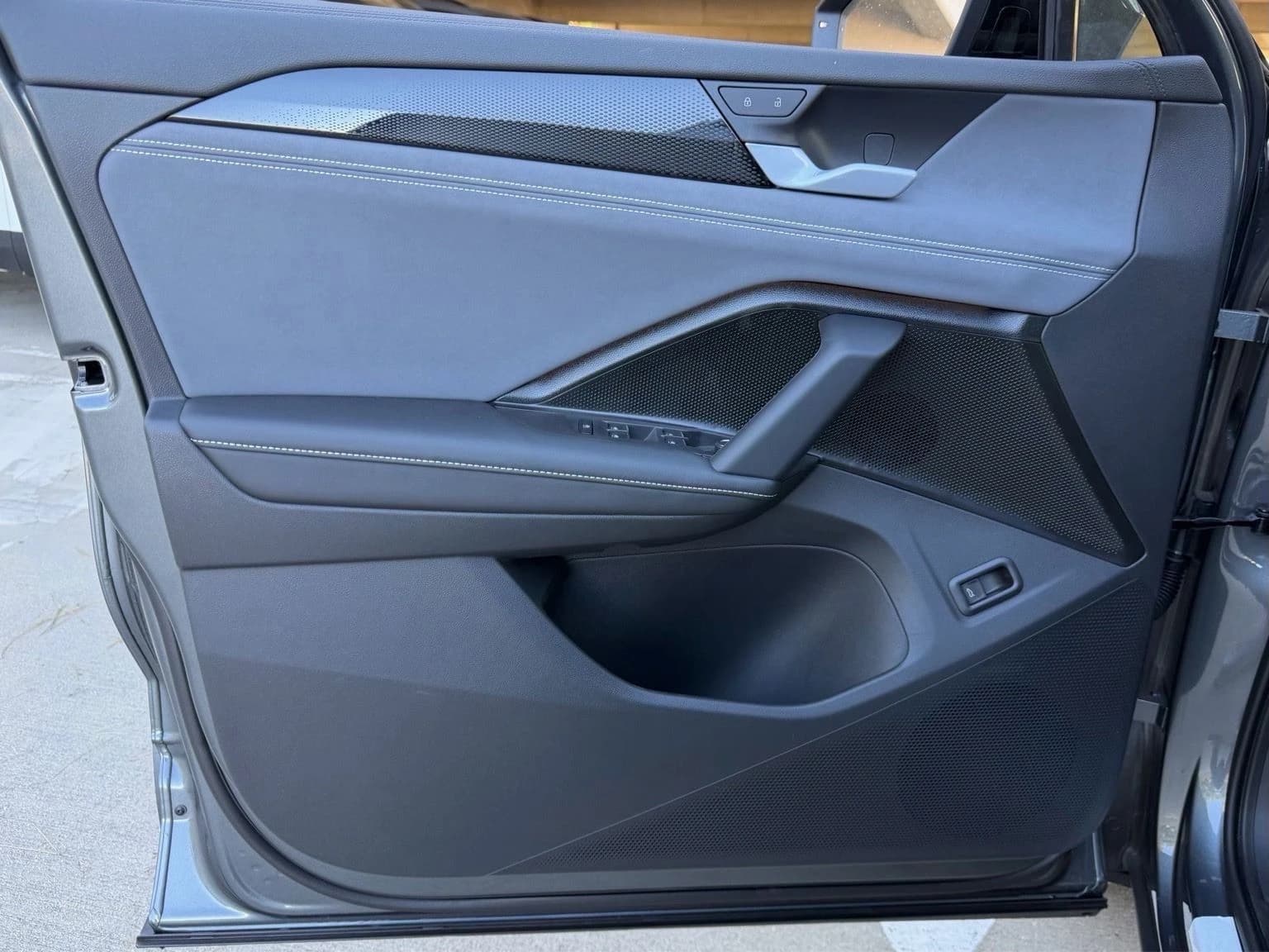 Volkswagen Tiguan SE R-Line Black FWD 2026 — side view