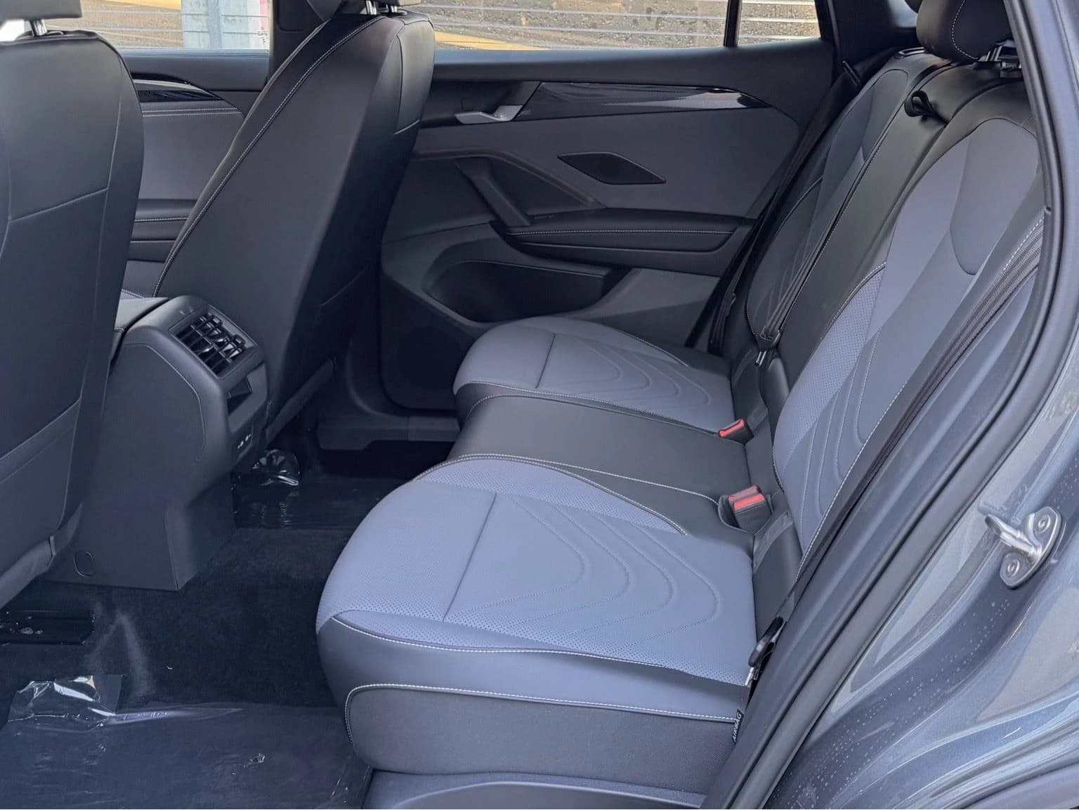 Volkswagen Tiguan SE R-Line Black FWD 2026 — side view
