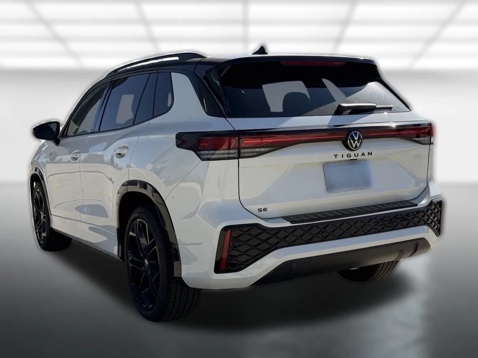 Volkswagen Tiguan SE R-Line Black FWD 2026 — side view