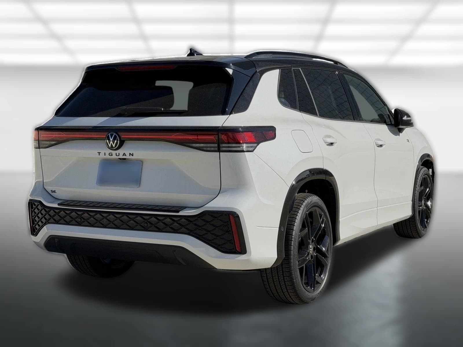 Volkswagen Tiguan SE R-Line Black FWD 2026 — side view