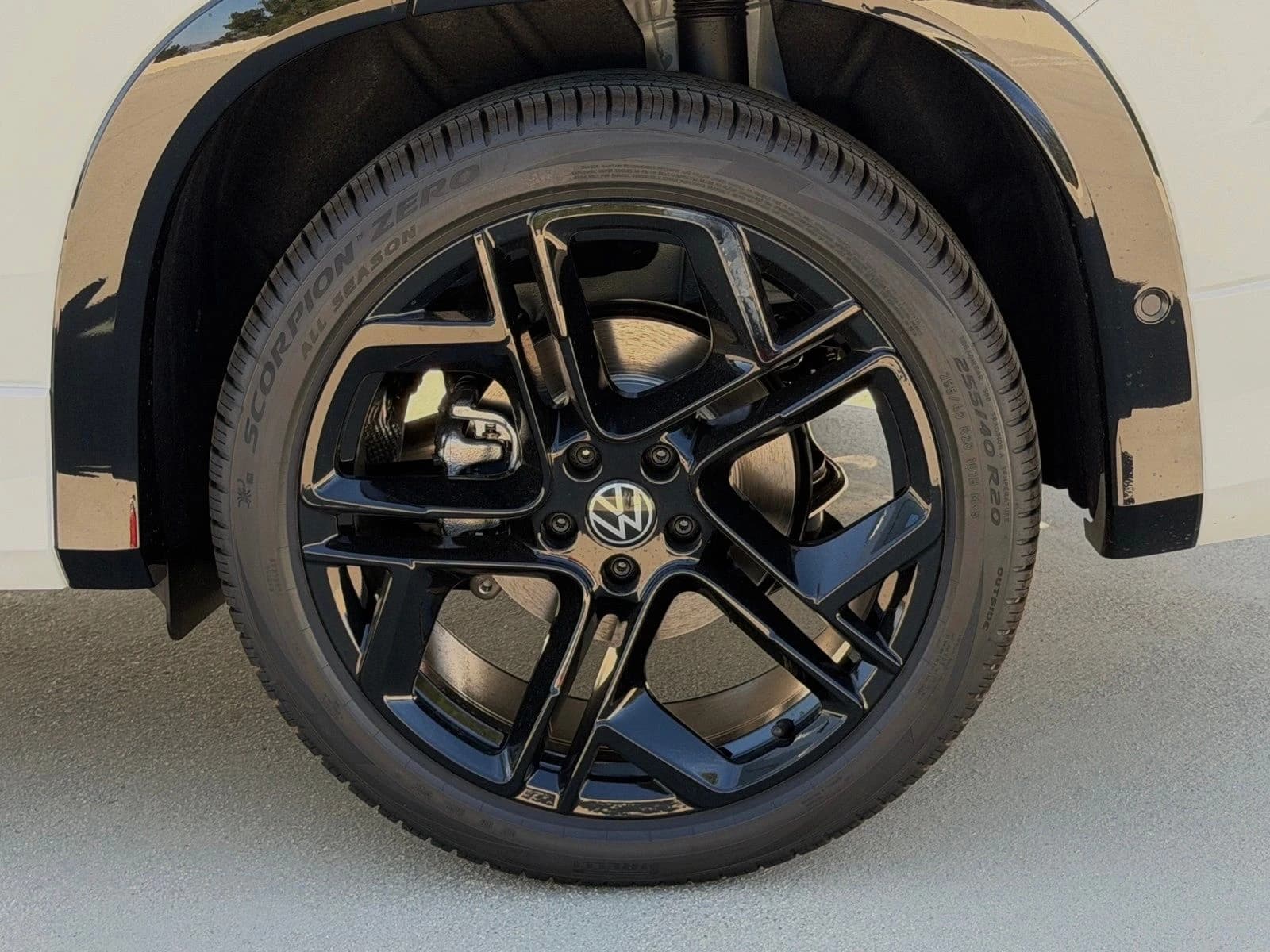 Volkswagen Tiguan SE R-Line Black FWD 2026 — side view
