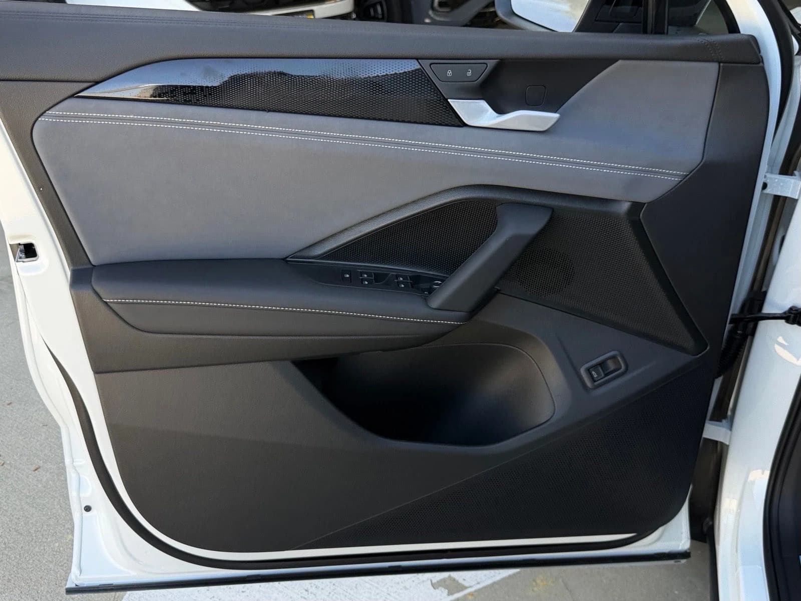 Volkswagen Tiguan SE R-Line Black FWD 2026 — side view