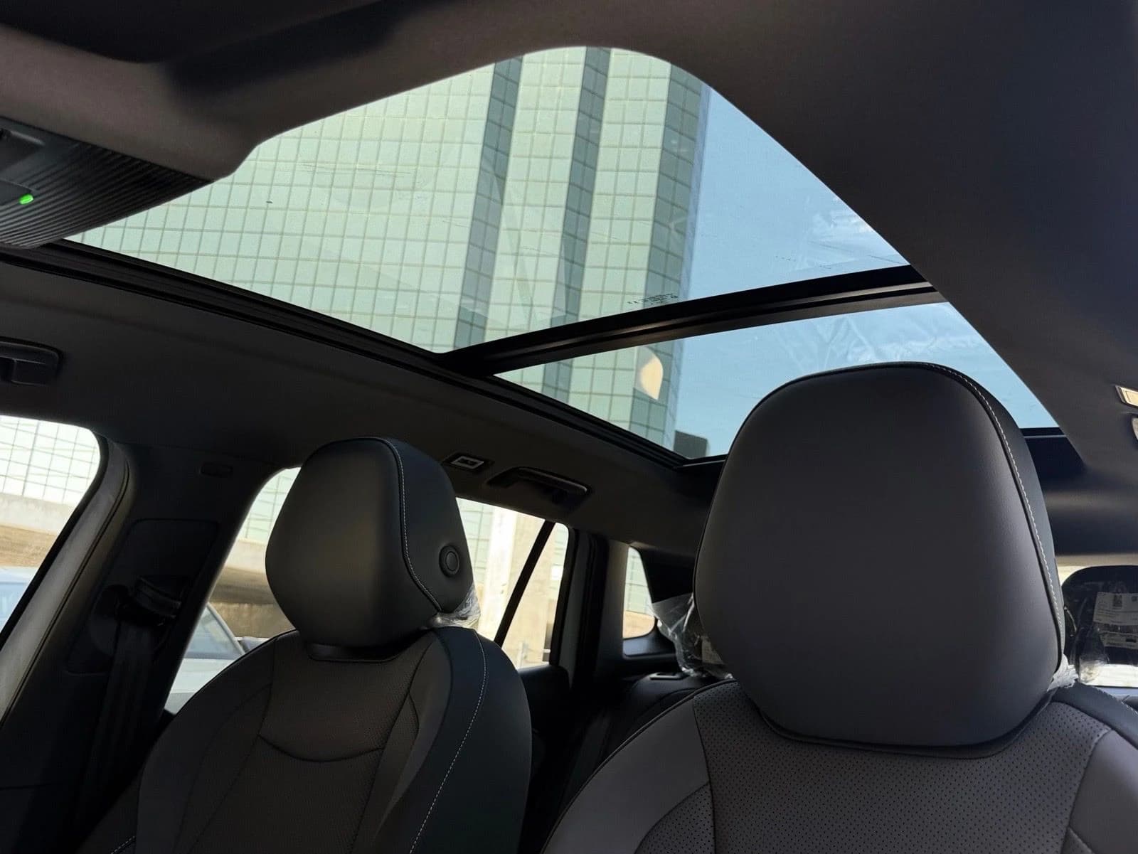 Volkswagen Tiguan SE R-Line Black FWD 2026 — side view