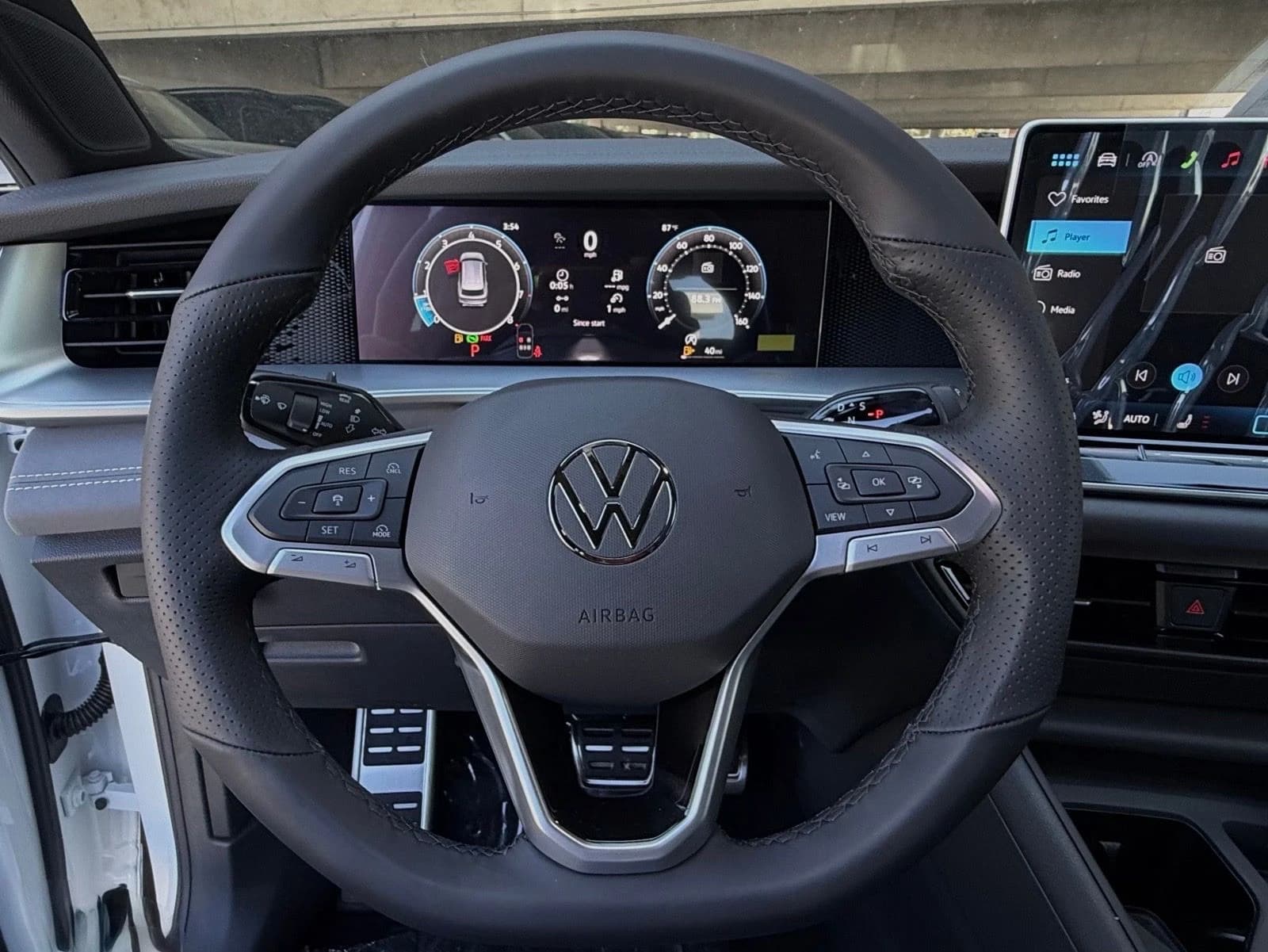 Volkswagen Tiguan SE R-Line Black FWD 2026 — side view