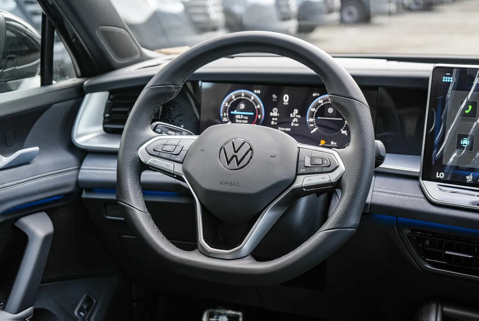 Volkswagen Tiguan SE R-Line Black FWD 2026 — side view