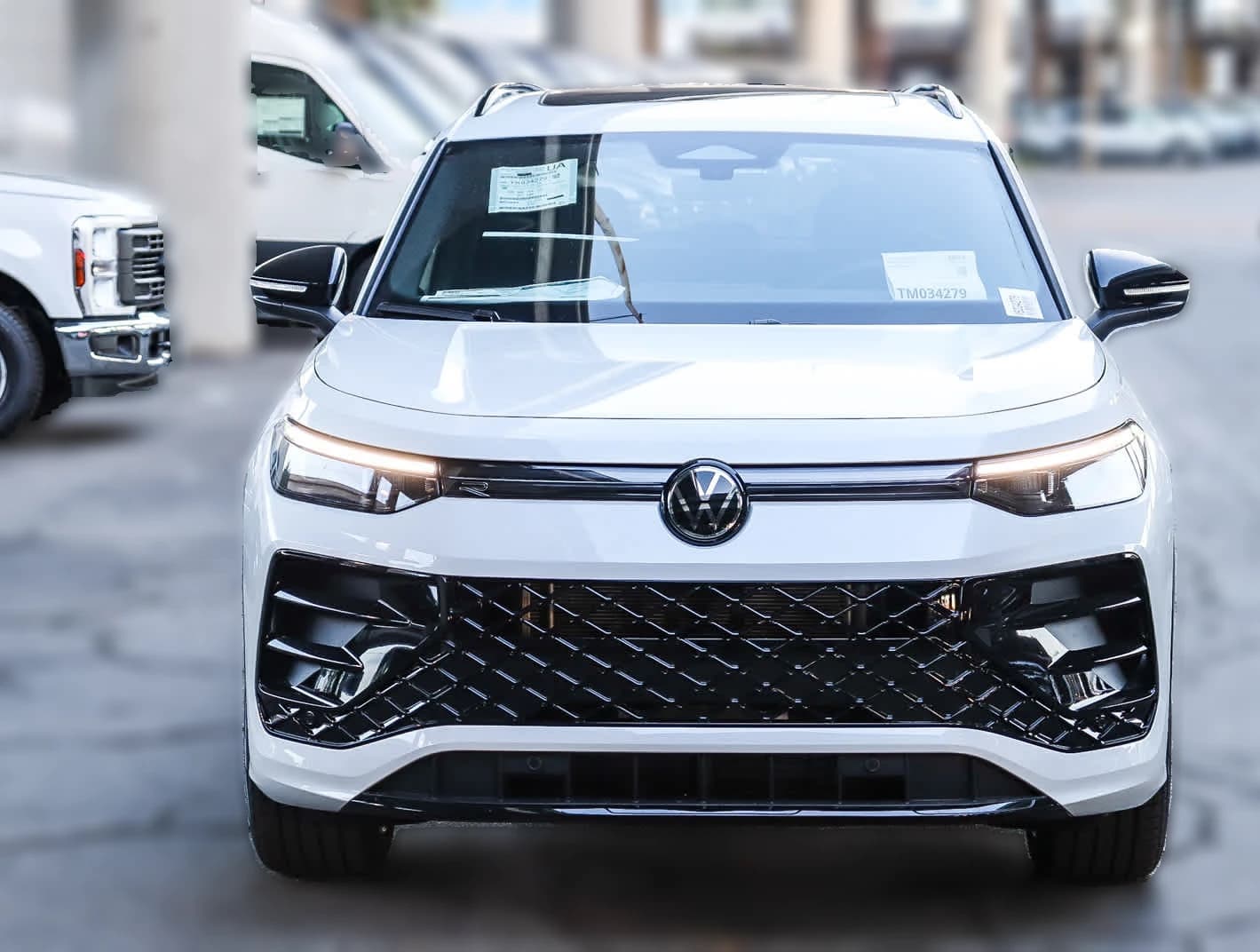 Volkswagen Tiguan SE R-Line Black 2.0T FWD 2026 — side view