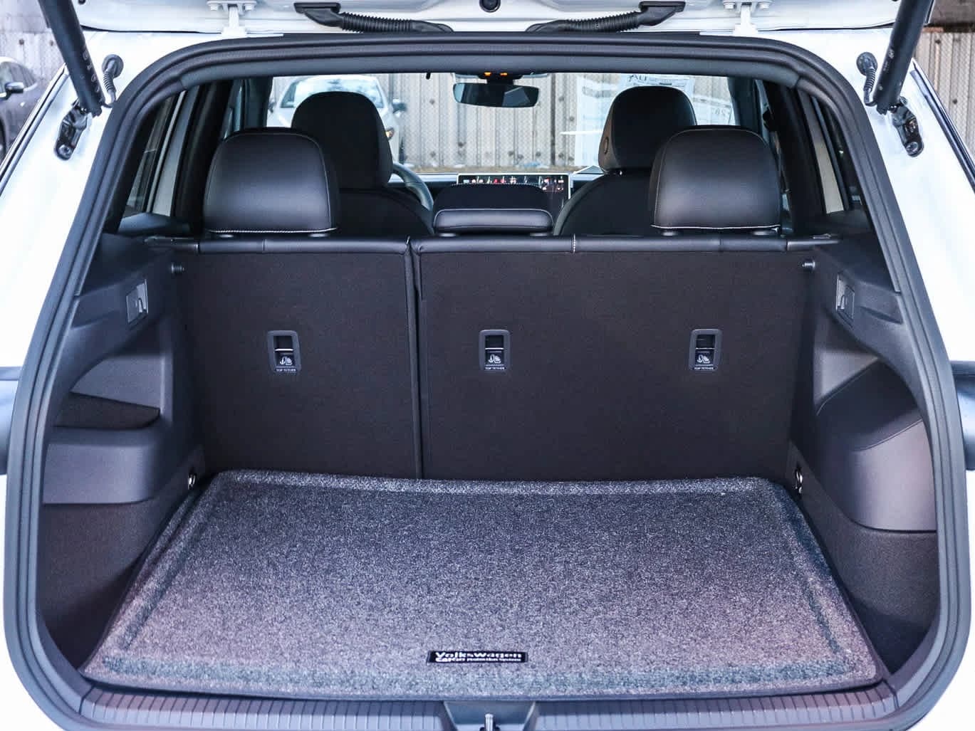 Volkswagen Tiguan SE R-Line Black 2.0T FWD 2026 — side view
