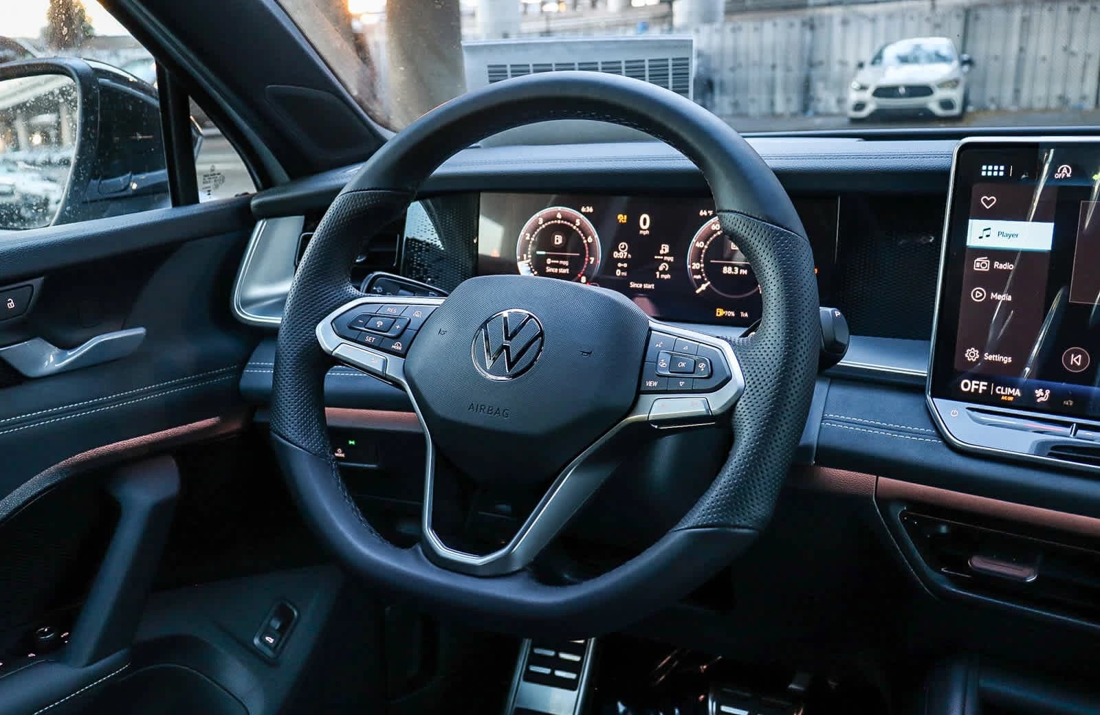 Volkswagen Tiguan SE R-Line Black 2.0T FWD 2026 — side view