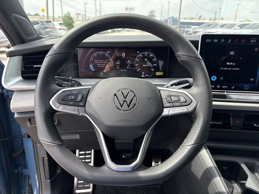 Volkswagen Tiguan SE R-Line Black FWD 2026 — side view