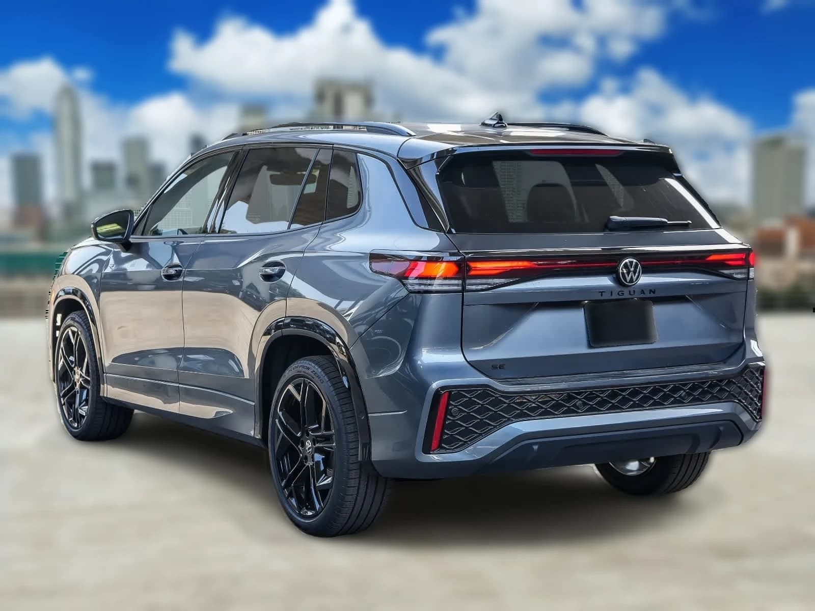 Volkswagen Tiguan SE R-Line Black FWD 2026 — side view