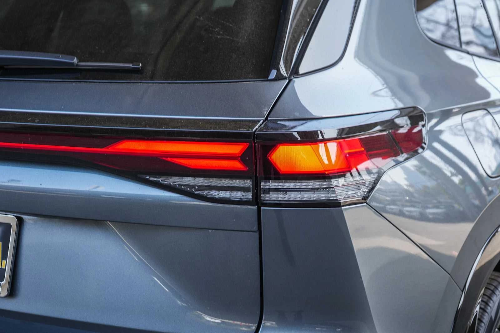 Volkswagen Tiguan SE R-Line Black FWD 2026 — side view