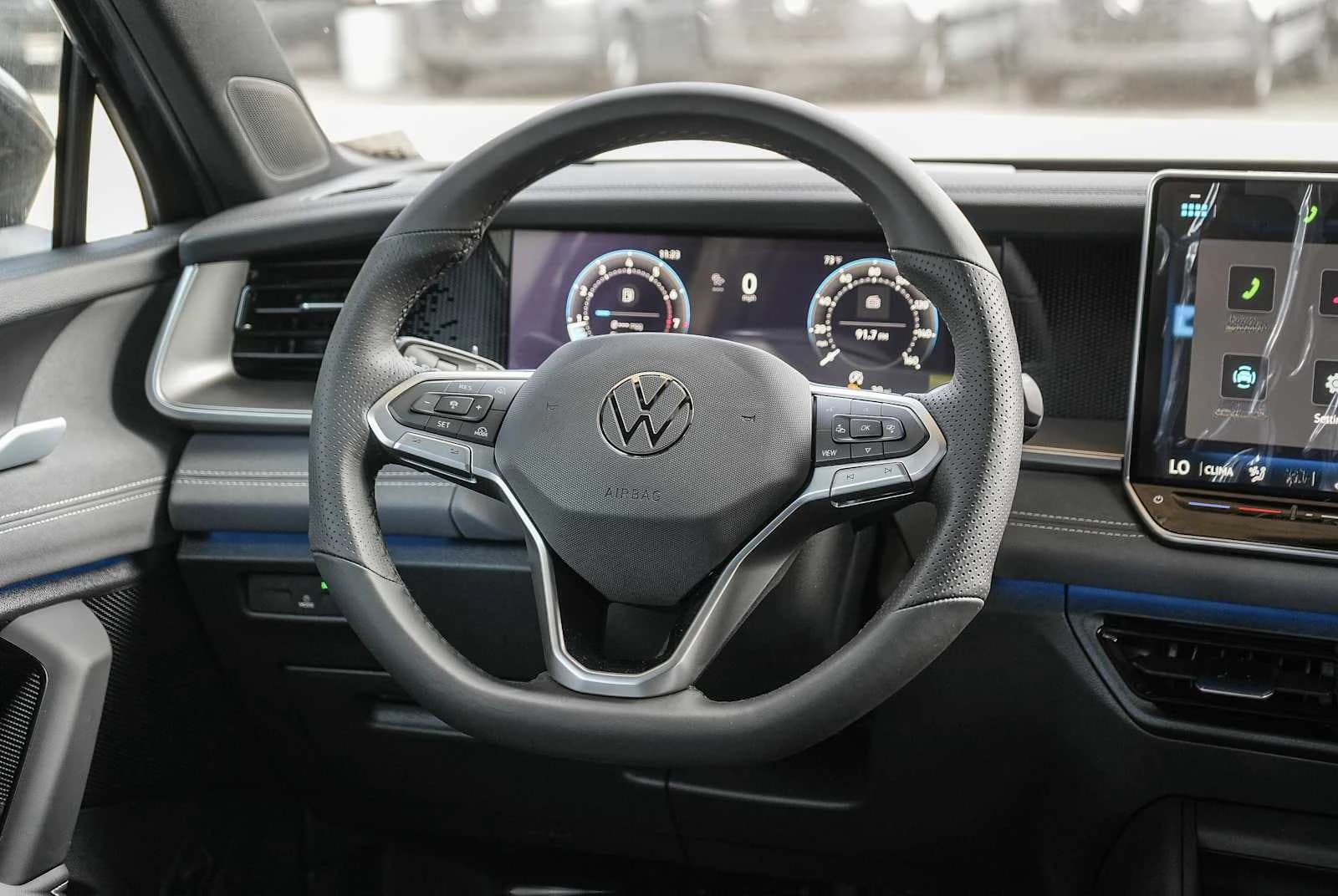 Volkswagen Tiguan SE R-Line Black FWD 2026 — side view