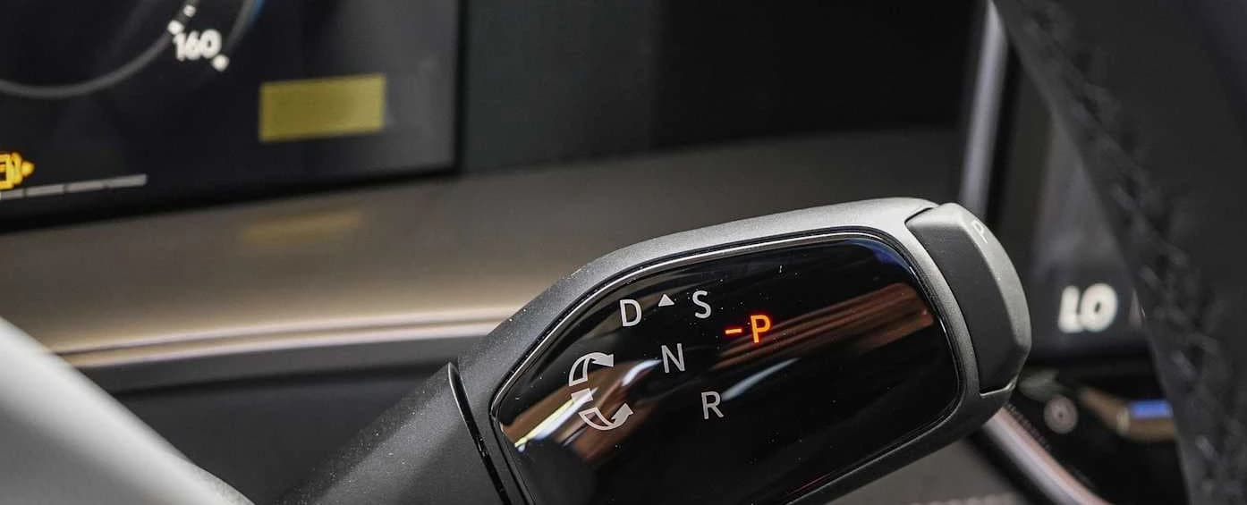 Volkswagen Tiguan SE R-Line Black FWD 2026 — side view
