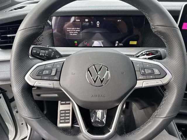Volkswagen Tiguan SE R-Line Black FWD 2026 — side view