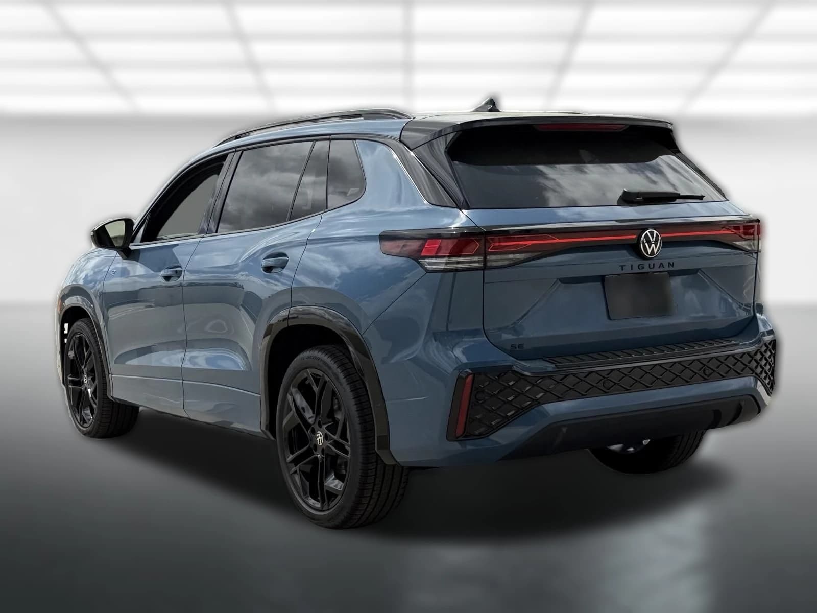 Volkswagen Tiguan SE R-Line Black FWD 2026 — side view