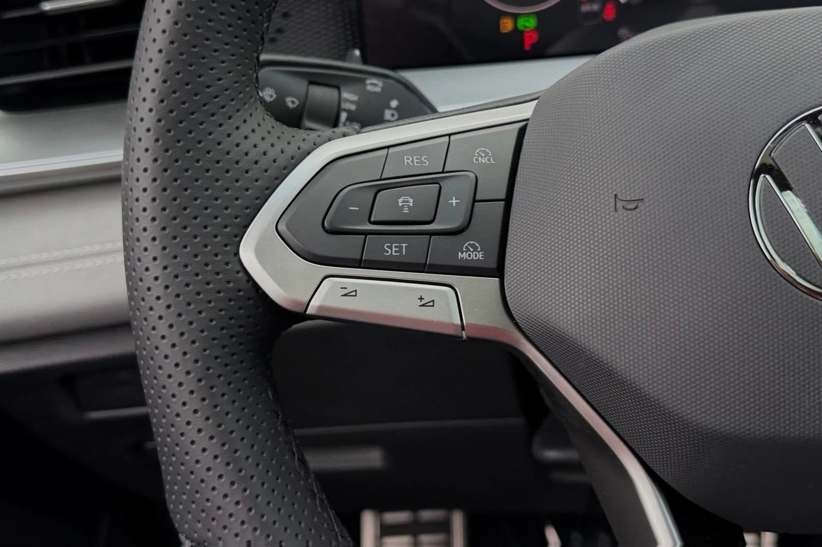 Volkswagen Tiguan SE R-Line Black FWD 2026 — side view