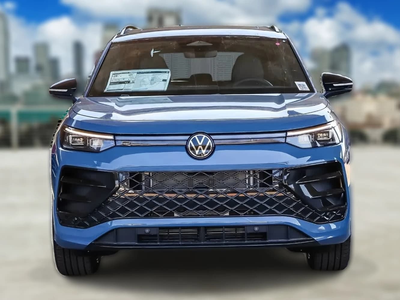 Volkswagen Tiguan SE R-Line Black FWD 2026 — side view