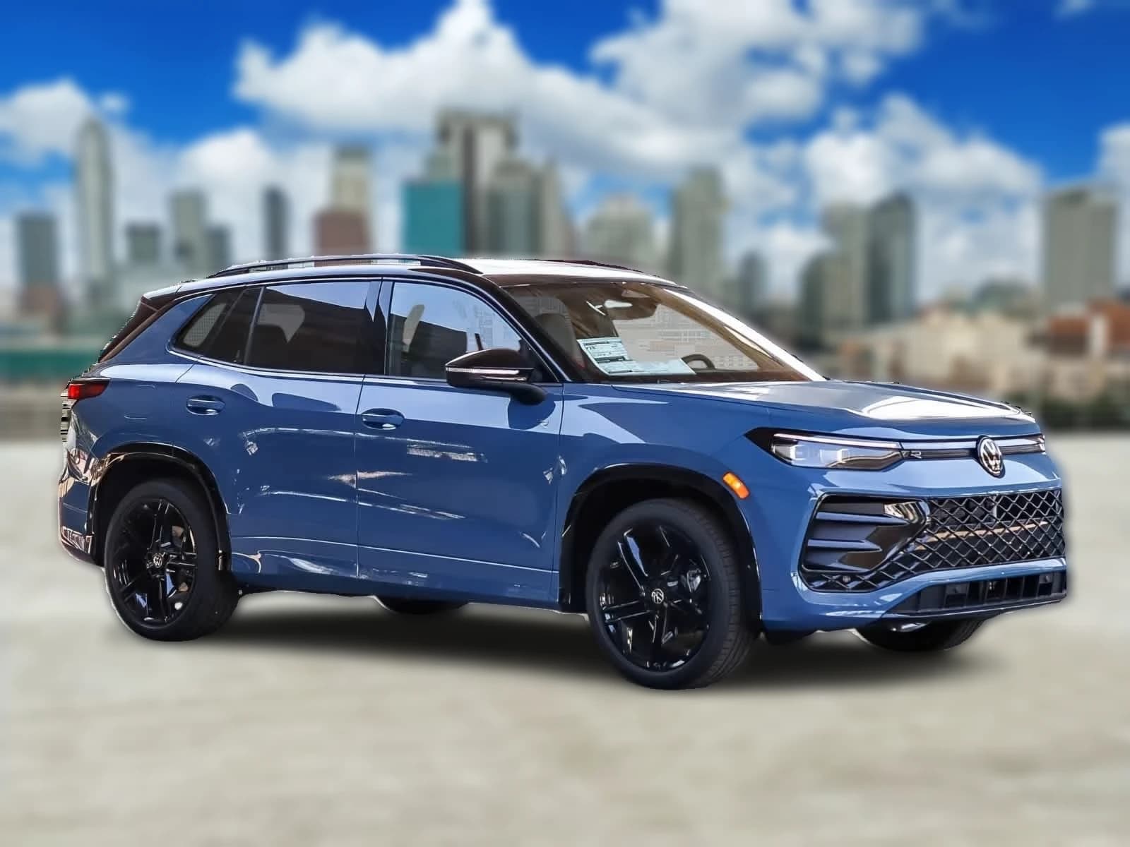 Volkswagen Tiguan SE R-Line Black FWD 2026 — side view