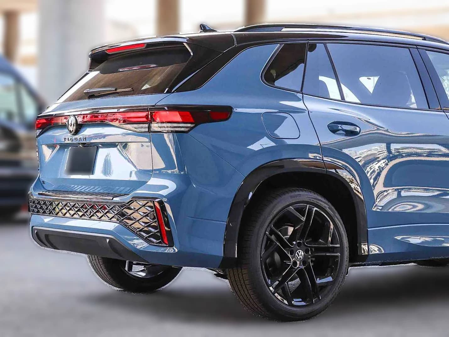 Volkswagen Tiguan SE R-Line Black FWD 2026 — side view