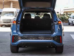 Volkswagen Tiguan SE R-Line Black FWD 2026 — side view