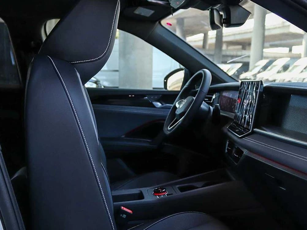 Volkswagen Tiguan SE R-Line Black FWD 2026 — side view