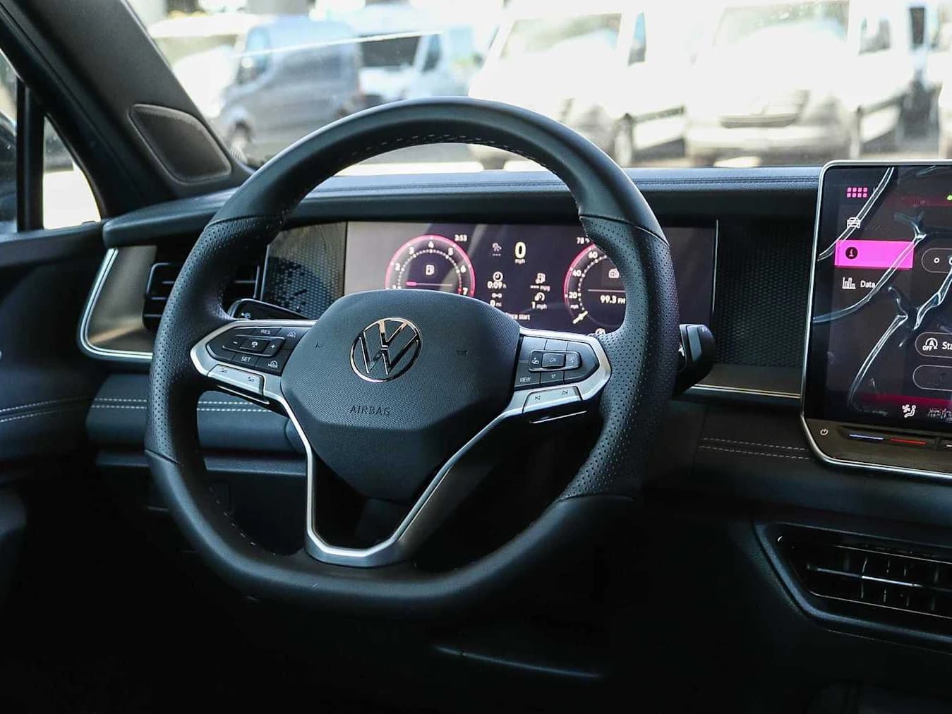 Volkswagen Tiguan SE R-Line Black FWD 2026 — side view