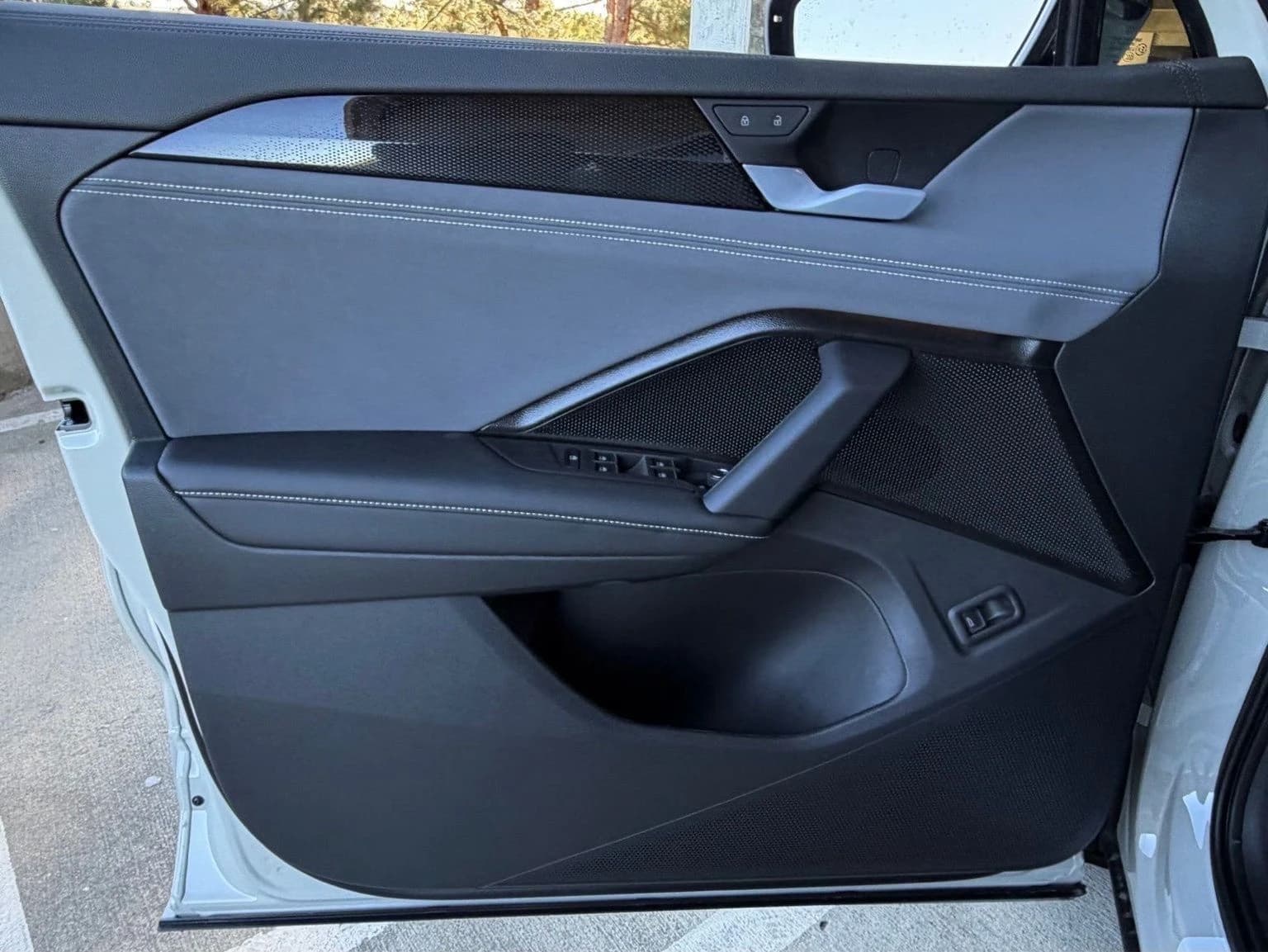 Volkswagen Tiguan SE R-Line Black FWD 2026 — side view