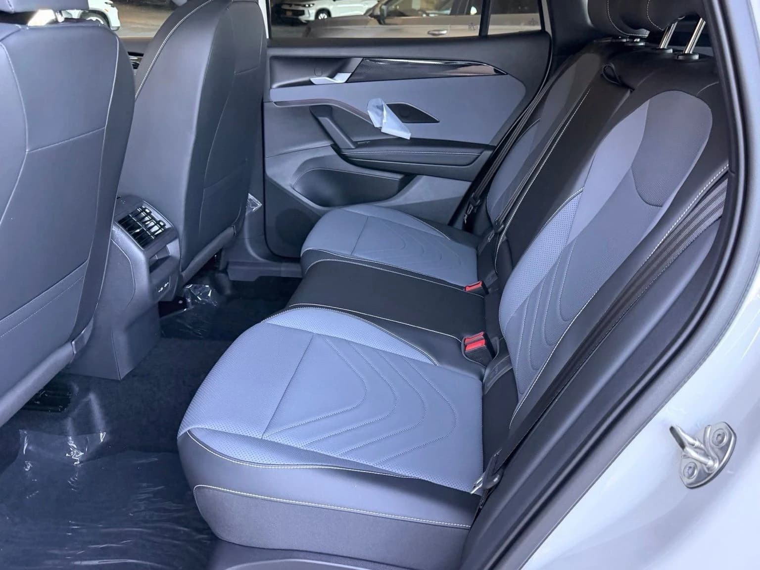 Volkswagen Tiguan SE R-Line Black FWD 2026 — side view
