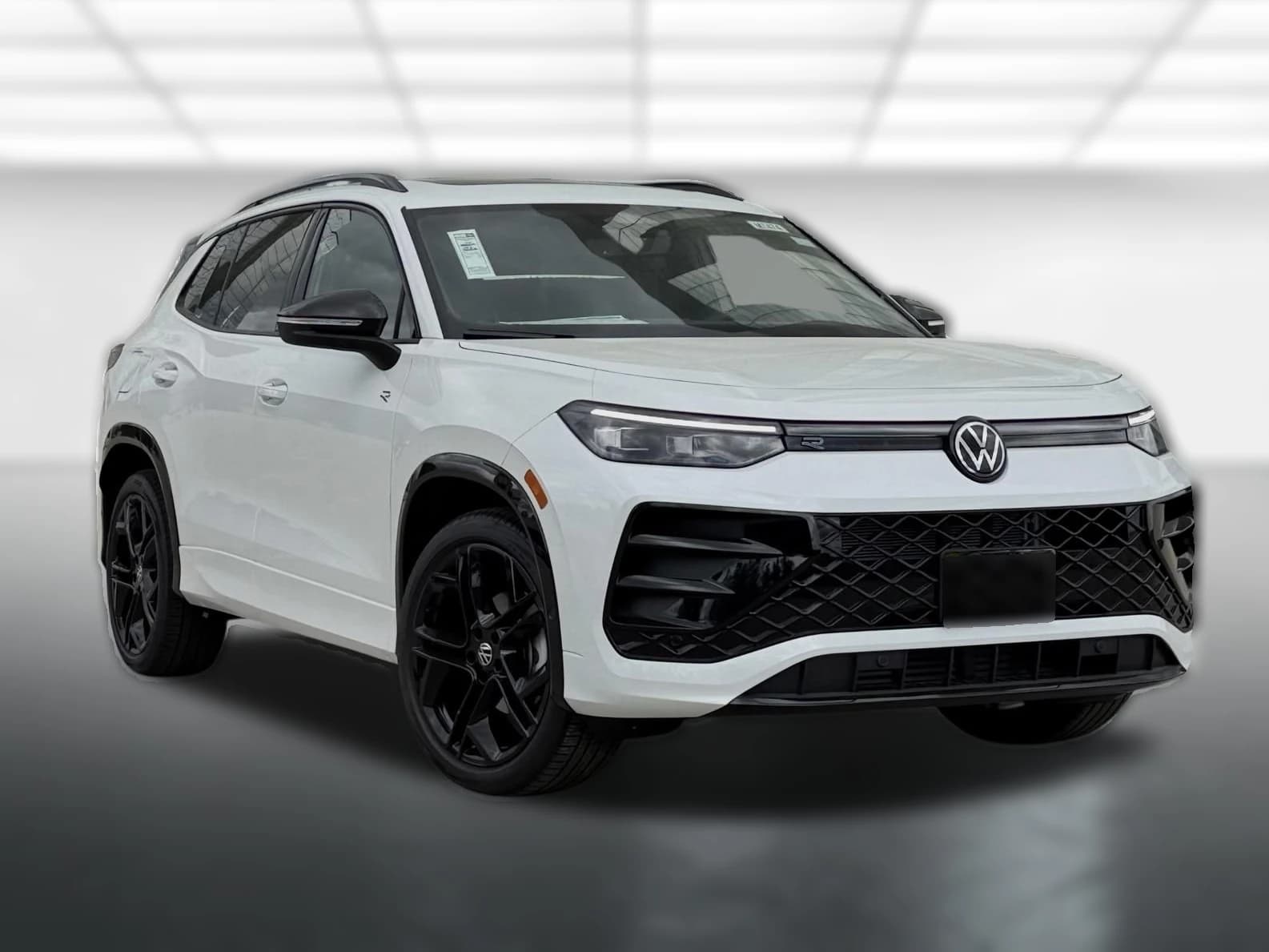 Volkswagen Tiguan SE R-Line Black FWD 2026 — side view