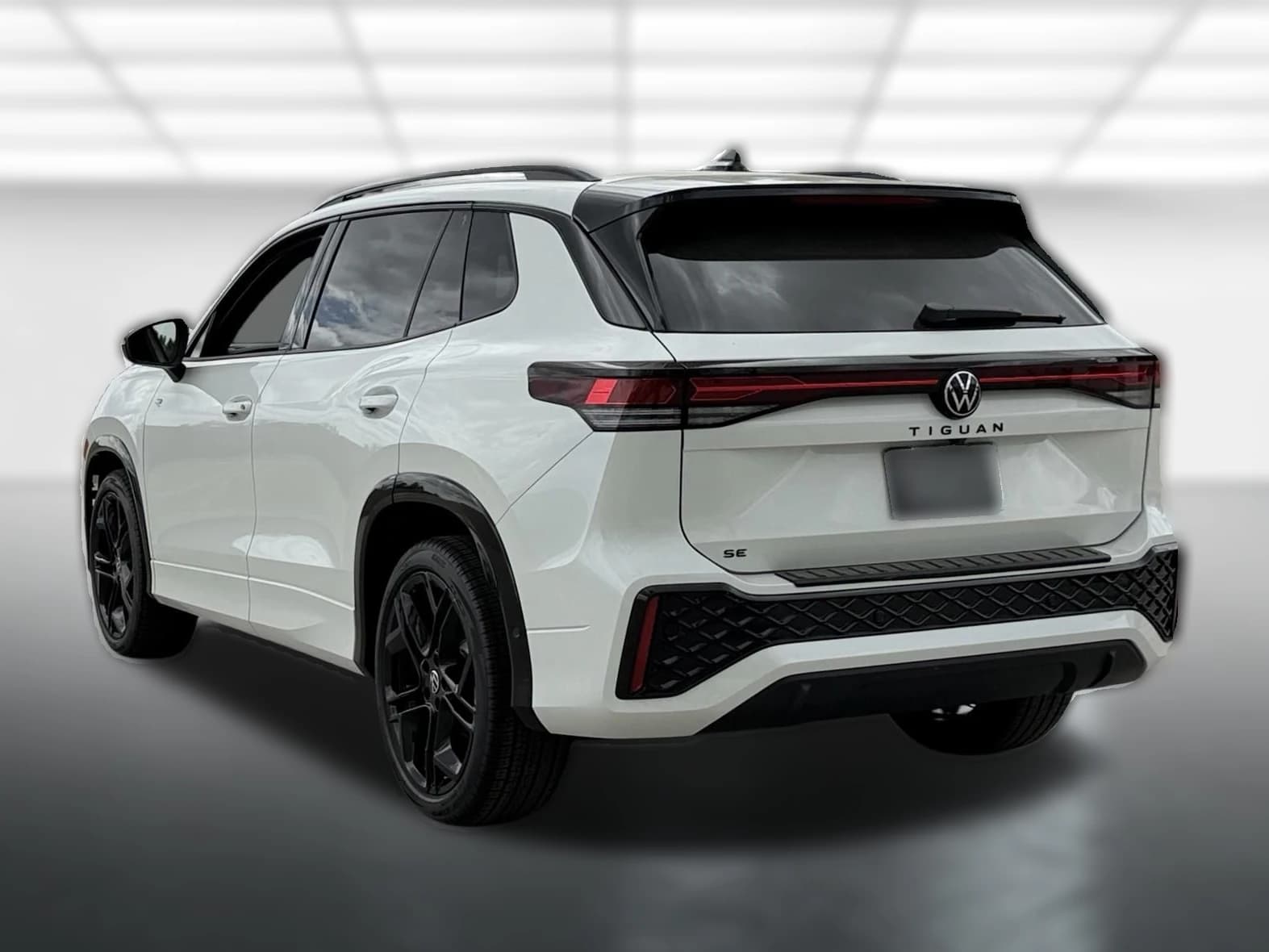 Volkswagen Tiguan SE R-Line Black FWD 2026 — side view