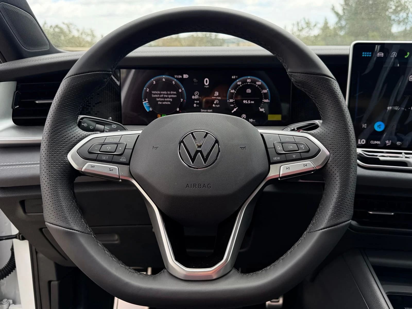 Volkswagen Tiguan SE R-Line Black FWD 2026 — side view
