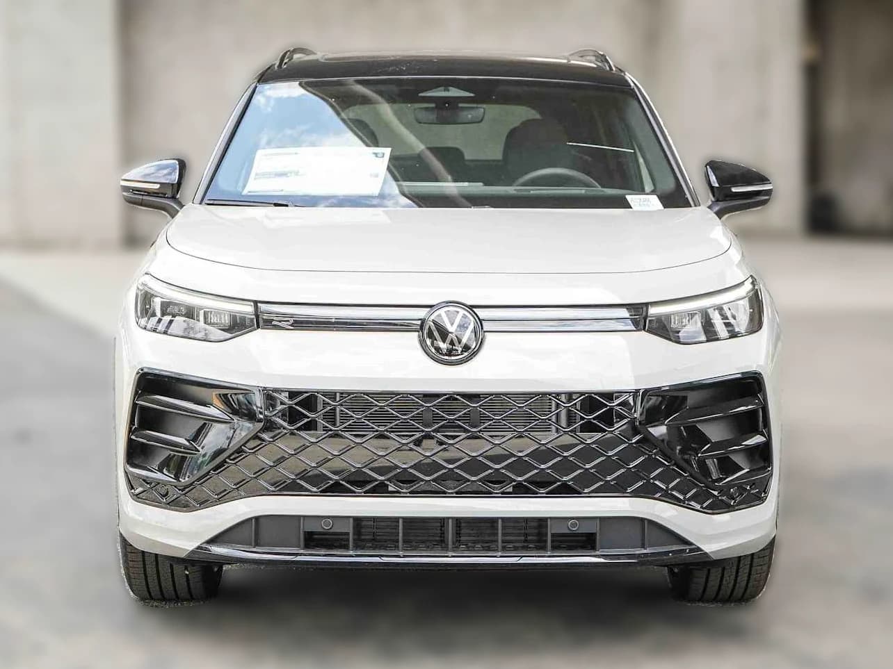 Volkswagen Tiguan SE R-Line Black FWD 2026 — side view
