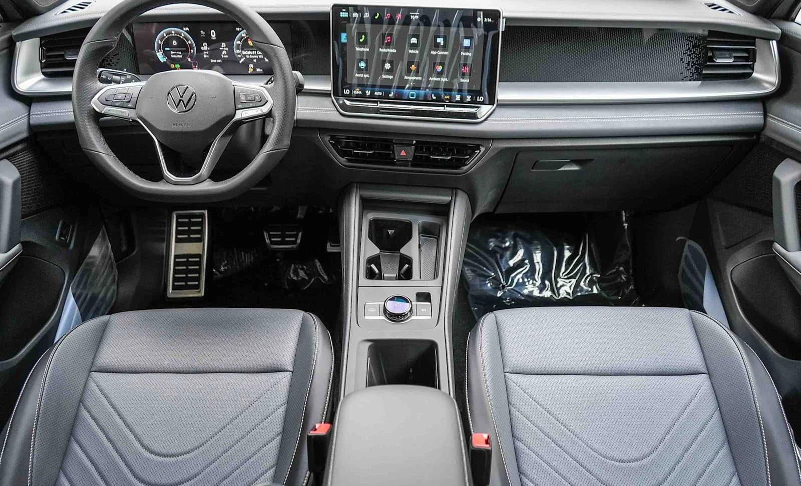 Volkswagen Tiguan SE R-Line Black FWD 2026 — side view