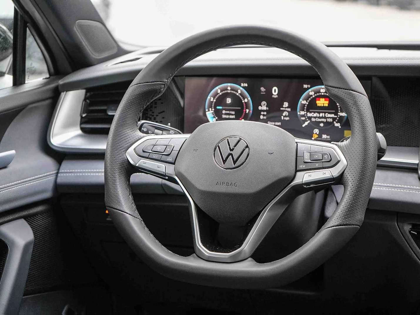 Volkswagen Tiguan SE R-Line Black FWD 2026 — side view