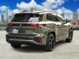 Volkswagen Tiguan SE R-Line Black FWD 2026 — side view