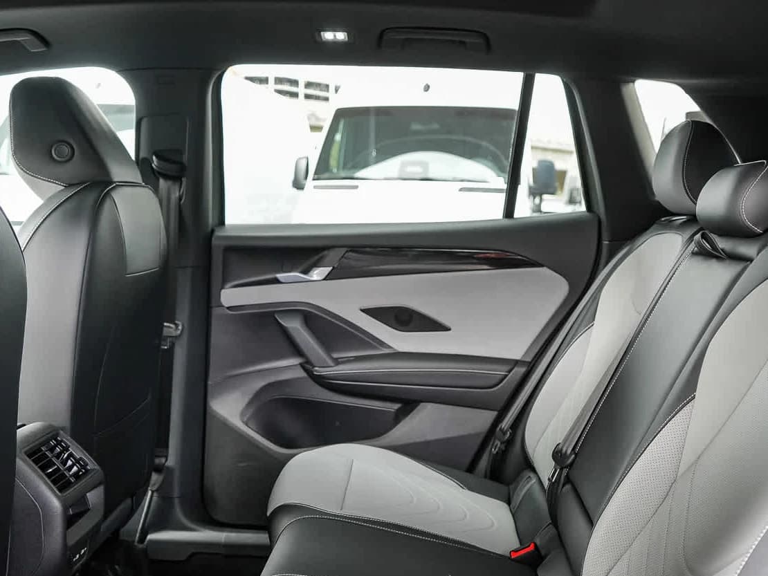 Volkswagen Tiguan SE R-Line Black FWD 2026 — side view