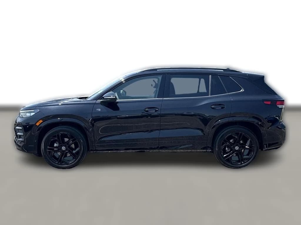 Volkswagen Tiguan SE R-Line Black FWD 2026 — side view