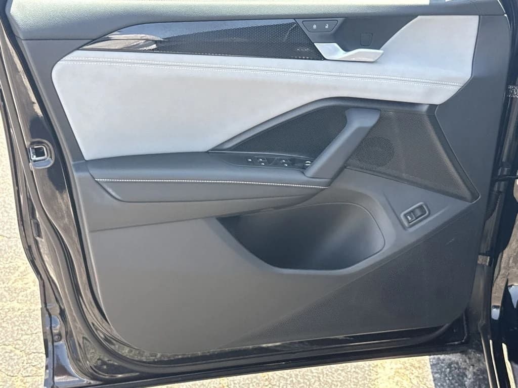 Volkswagen Tiguan SE R-Line Black FWD 2026 — side view