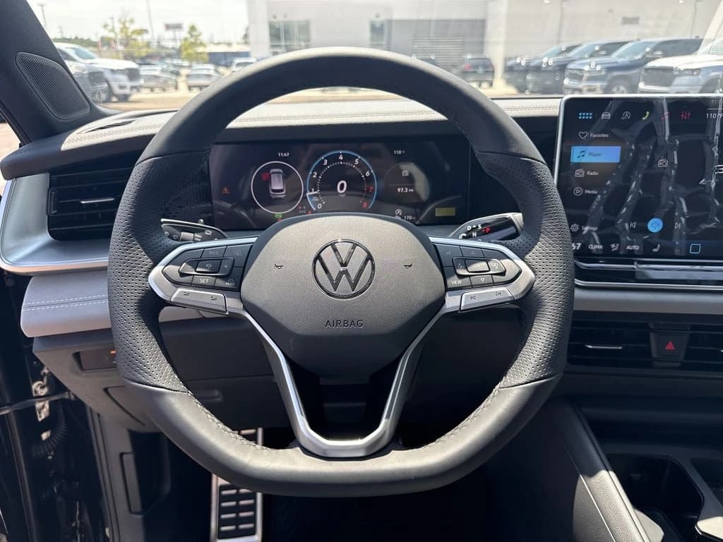 Volkswagen Tiguan SE R-Line Black FWD 2026 — side view