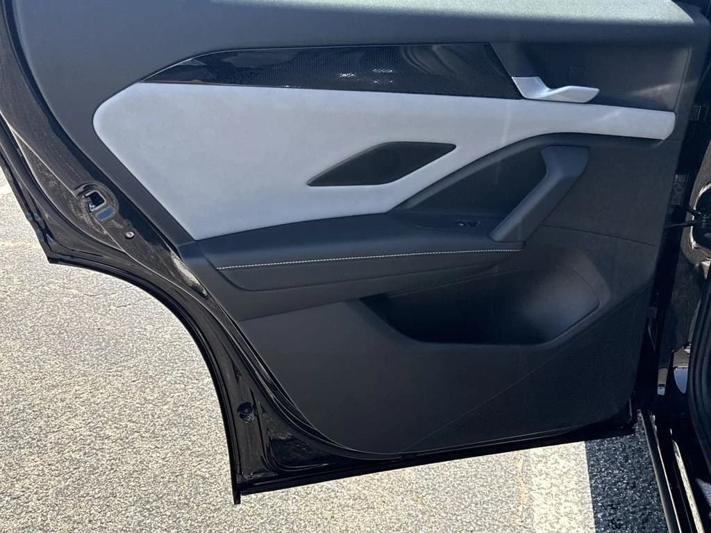 Volkswagen Tiguan SE R-Line Black FWD 2026 — side view