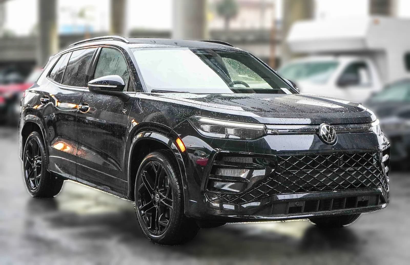 Volkswagen Tiguan SE R-Line Black 2.0T FWD 2026 — side view